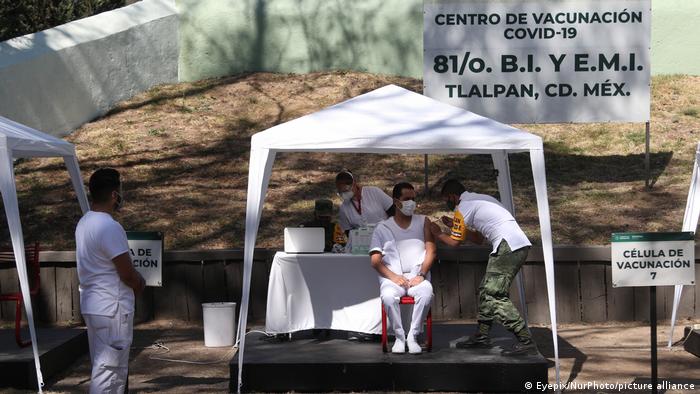 Foto de personal sanitario de México que administra vacunas contra COVID-19