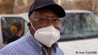 Ο Τζέσι Γκλίτον μοιράζει φαγητό στους άστεγους