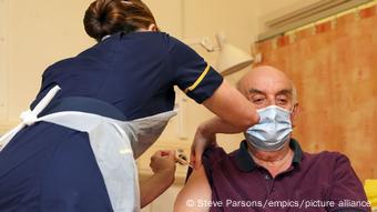Пациенту больницы в Оксфорде делают прививку от COVID-19 Пациенту больницы в Оксфорде делают прививку от COVID-19