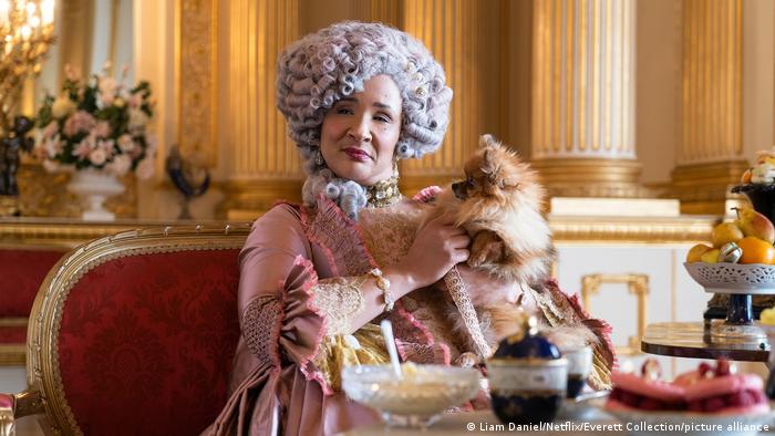 Netflix-Serie Bridgerton | Szene aus der Serie Bridgertonmit mit Golda Rosheuvel als britische Königin Queen Charlotte 