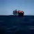 Mittelmeer Libyen | NGO Open Arms hilft Migranten im Boot 