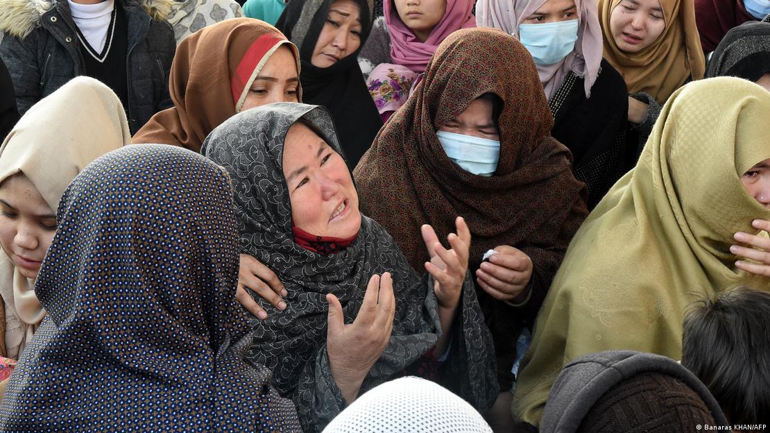 پاکستان | 4 جنوری 2021 کو کوئٹہ کے مضافات میں مشرقی بائی پاس پر ایک دھرنے کے دوران، پہاڑی مچھ کے علاقے میں مسلح افراد کے حملے میں ہلاک ہونے والے کان کنوں کے تابوتوں کے ساتھ جمع ہونے پر شیعہ ہزارہ برادری کی سوگوار خواتین کا بین پاکستان | 4 جنوری 2021 کو کوئٹہ کے مضافات میں مشرقی بائی پاس پر ایک دھرنے کے دوران، پہاڑی مچھ کے علاقے میں مسلح افراد کے حملے میں ہلاک ہونے والے کان کنوں کے تابوتوں کے ساتھ جمع ہونے پر شیعہ ہزارہ برادری کی سوگوار خواتین کا بین