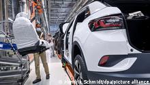 Ein Mitarbeiter im Volkswagenwerk in Zwickau komplettiert einen VW ID.4. Volkswagen produziert im Werk in Zwickau das erste reine Elektro-SUV. Hier läuft bereits der ID.3 vom Band. Von den bis 2025 jährlich geplanten 1,5 Millionen E-Fahrzeugen der Marke werden etwa 500.000 Einheiten für den ID.4 erwartet.