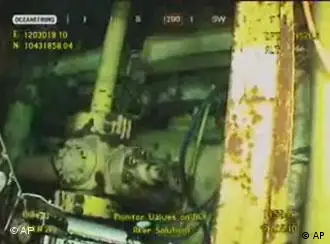 BP石油公司在5000英尺的海底尝试所谓的顶部压井行动