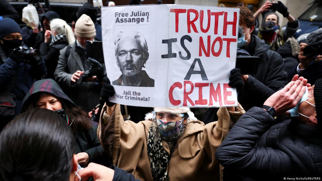 Protestues në Londër me pankarta në mbrojtje të Julian Assange nga ekstradimi në SHBA