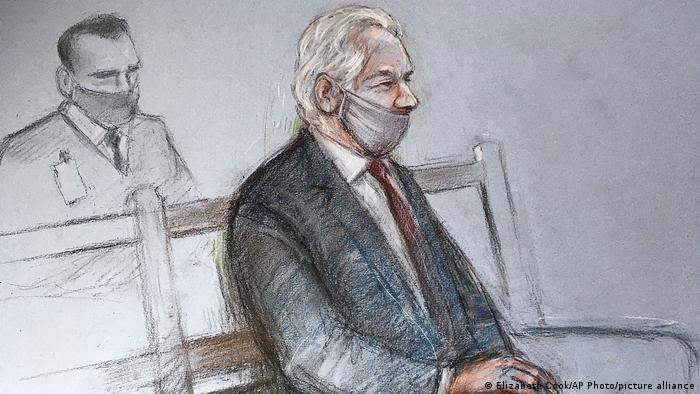Skizze von Assange mit Mund-Nasen-Schutz im Gerichtssaal bei der Urteilsverkündung im Auslieferungsverfahren gegen die USA am 4. Januar