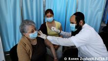 Mulher recebe vacina contra coronavírus em Jerusalém