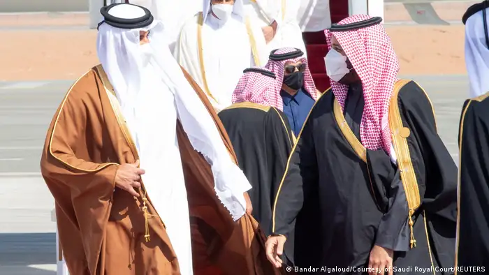 الأمير محمد بن سلمان لدى استقباله أمير قطر الشيخ تميم بن حمد آل ثاني، في مطار مدينة العلا (5 يناير/ كانون الثاني 2021)