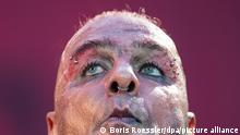 Till Lindemann, Frontsänger der deutschen Rockband Rammstein, singt in der Commerzbank-Arena. Die Band tritt hier im Rahmen ihrer «Europe Stadion Tour 2019» auf. +++ dpa-Bildfunk +++