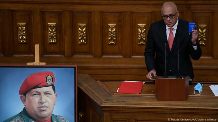 El chavismo nombró a Jorge Rodríguez nuevo presidente de la Asamblea Nacional Venezolana tras obtener 256 escaños de 277, en elecciones en las que no participaron los líderes de la oposición. El chavismo nombró a Jorge Rodríguez nuevo presidente de la Asamblea Nacional Venezolana tras obtener 256 escaños de 277, en elecciones en las que no participaron los líderes de la oposición.