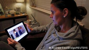 Μία δασκάλα ενημερώνεται για τις εξελίξεις στη Μ. Βρετανία