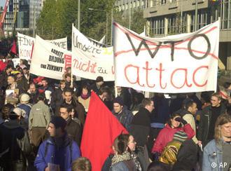 صحنه‌ای از یک تظاهرات اتک (فرانکفورت، ۲۰۰۱)