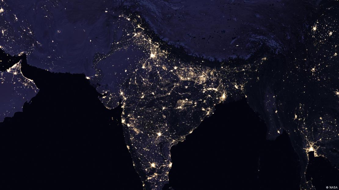 Imagen satelital de la India durante una noche en la que se ven claramente los núcleos lumínicos de las grandes urbes