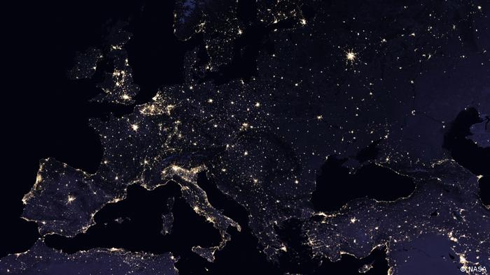 Satellitenbild Europa bei Nacht. Gelbe Punkte zeigen, wo es auch nachts hell ist.