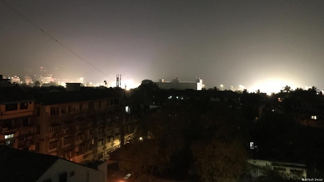 Vista nocturna de Bombay, invadida por grandes luces