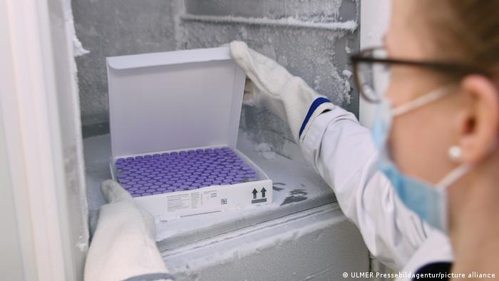 Deutschland Corona-Impfstoff Gefrierschrank im Universitaetsklinikum Tuebingen