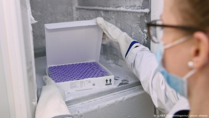 Corona-Impfstoff von BioNTech/Pfizer wird bei -70 Grad in einem Gefrierschrank des Universitaetsklinikums Tuebingen gelagert