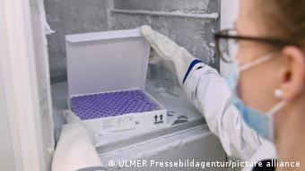 Упаковка с замороженной вакциной BioNTech/Pfizer