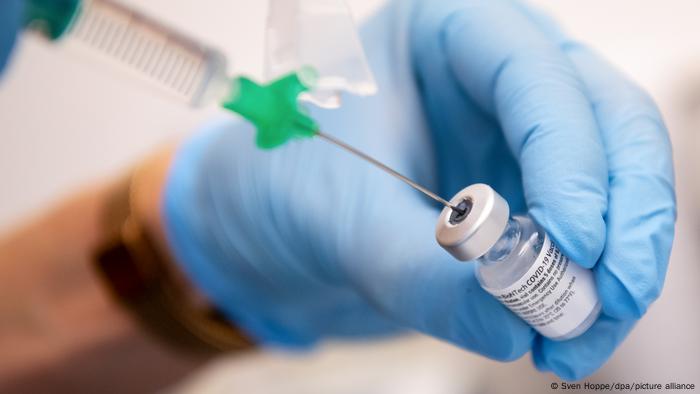 В Германия някои лекари и болногледачи не искат да се ваксинират. Защо? |  Новини и анализи от Европа | DW | 11.01.2021