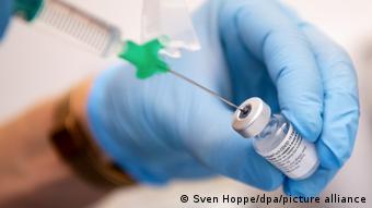 Вакцина BioNTech/Pfizer в шприце