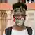 Die hörgeschädigte Bekleidungsherstellerin Agnes Nabgala trägt Covid-Maske von Kimuli Fashionability, die mit einer Folie aus aus recyceltem Kunststoff ausgestattet ist, um das Lippenlesen zu ermöglichen