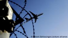 Ein Flugzeug fliegt am 02.11.2015 am Flughafen Berlin-Tegel hinter Stacheldraht (Symbolbild zum Thema Abschiebung). Foto: picture alliance / Robert Schlesinger