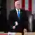  نائب الرئيس مايك بنس مترئسا جلسة الكونغرس المخصصة للتصديق على فوز بايدن. 
