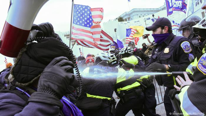 Enfrentamientos entre policía y manifestantes 