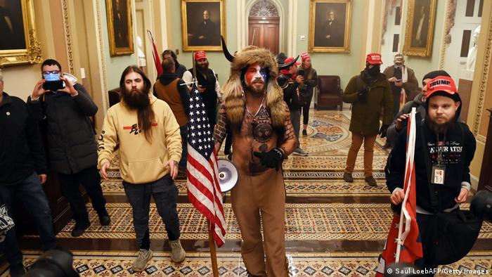 Seguidores de Trump dentro del Capitolio de Estados Unidos.