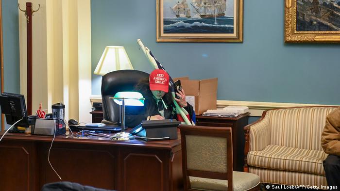 El partidario de Trump se sienta en una oficina en el Capitolio