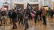 Manifestantes pró-Trump dentro do Capitólio Manifestantes pró-Trump dentro do Capitólio