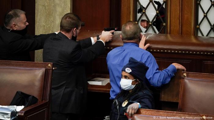 Los guardias de seguridad de Capital Building están bajo protección total