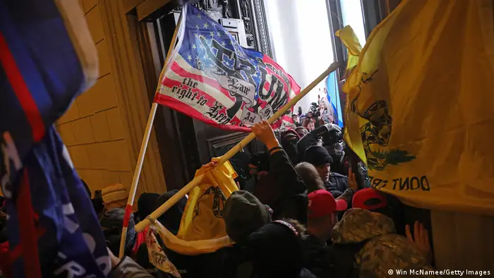 Demonstranten strömen durch die Türen des Kapitols