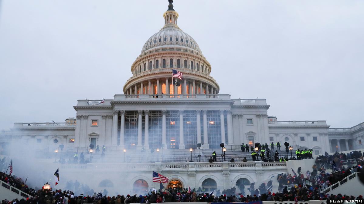 Капитолий, здание Конгресса США во время беспорядков 6 января 2021 года