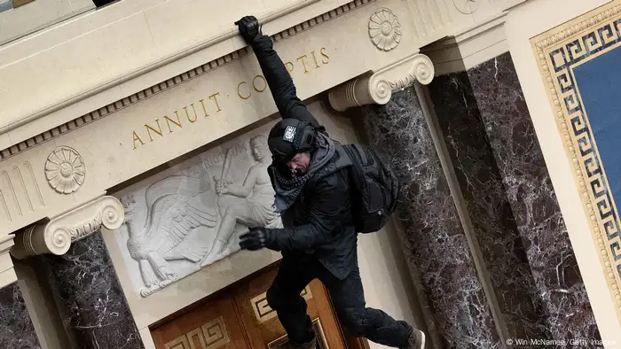 Ein Randalierer springt in den Plenarsaal des US-Senats