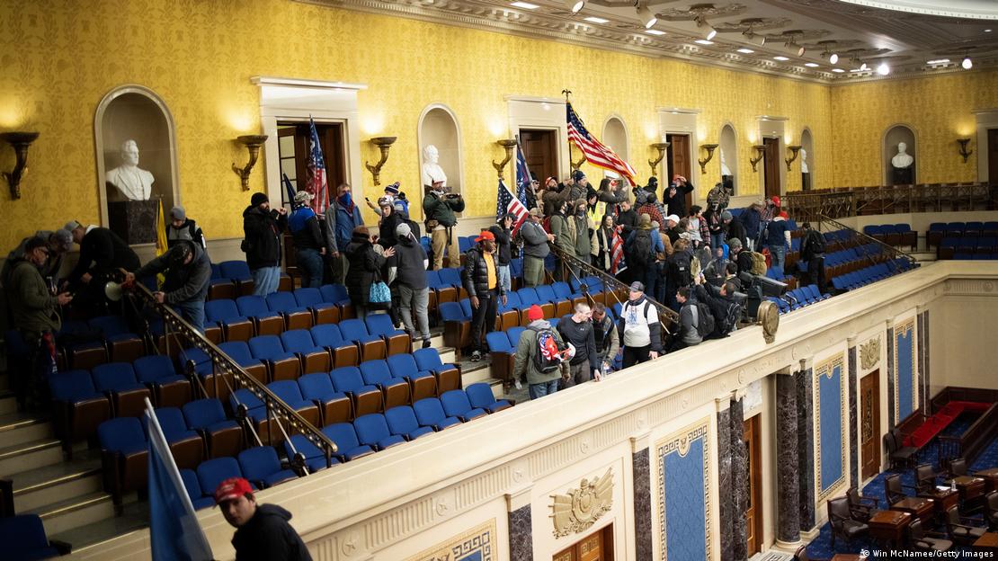 Apoiadores de Trump dentro da câmara do Senado no Capitólio dos EUA, em 6 de janeiro de 2021