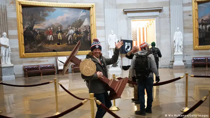 Washington I Ein Eindringlinge trägt das Rednerpult von Repräsentantenhaus-Präsidentin Nancy Pelosi fort