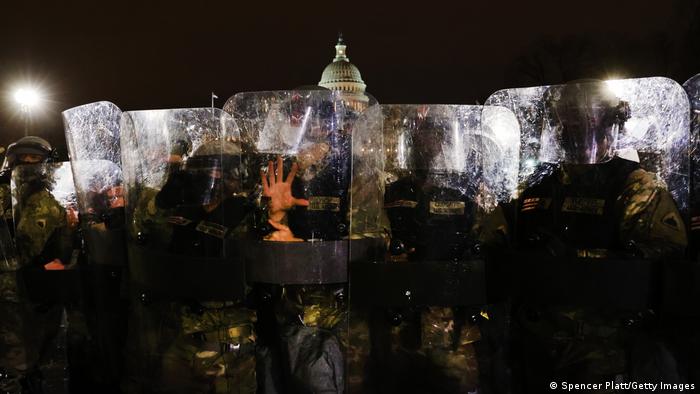 Полицията пред Капитолия получава подкрепа. Кметицата на Вашингтон налага забрана за излизане по улиците на Вашингтон от 18 часа на 6 януари до 6 часа сутринта на 7 януари. Във вечерните часове ситуацията постепенно се успокоява. 