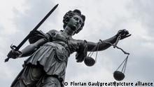 Die sanierte Justitia Statue ist zurueck auf dem Gerechtigkeitsbrunnen auf dem Frankfurter Roemerberg