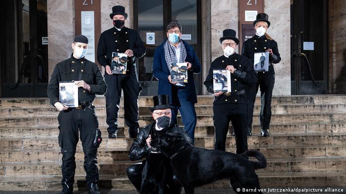 Помимо трубочистов и черной собаки в презентации календаря принял участие берлинский сенатор по вопросам юстиции Дирк Берендт (Dirk Behrendt), также отвечающий в городском правительстве за охрану животных 