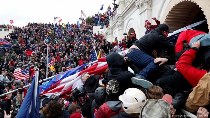 US flag-waving mob 