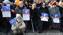 Kirgistan Frauen mit Wahlwerbung für Premierminister Sadyr Zhaparov