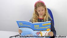 Девочка с учебником английского языка