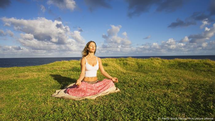 arv tackle Virus Can yoga and meditation help us to connect with nature? | Environment | All  topics from climate change to conservation | DW | 08.01.2021