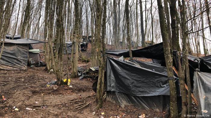 Refugiados vivem em campos improvisados em floresta na Bósnia