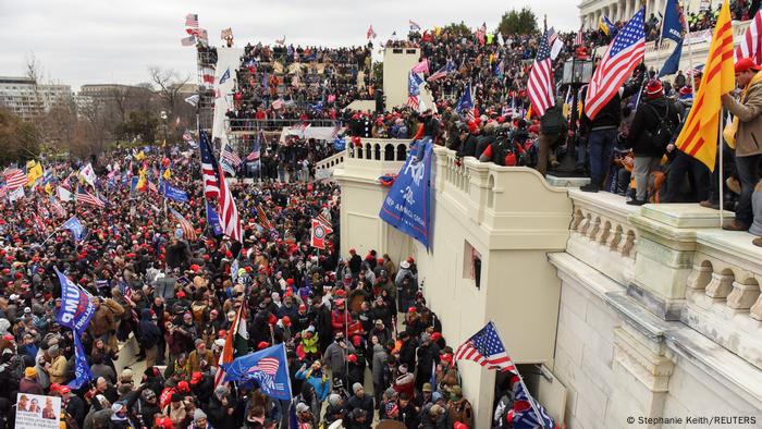 Multidão de apoiadores de Trump na área externa do Capitólio, em Washington