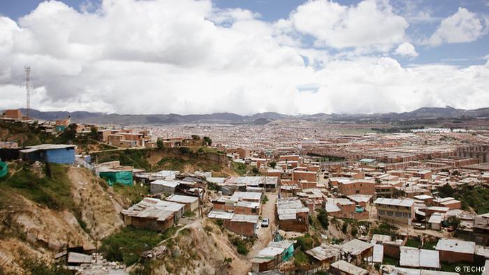 Un barrio de viviendas precarias en América Latina.