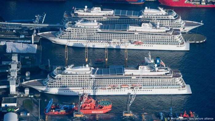 Die Kreuzfahrtschiffe Viking Sky, Viking Sun und Viking Star liegen an einem Kai im Hafen Mukran auf der Insel Rügen. 