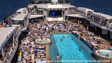 Passagiere des Kreuzfahrtriesen Mein Schiff 1 genießen am Pool die Reise von Hamburg nach New York. Der Luxusliner (2.894 Passiere, 1.080 Crewmitglieder) gehört zur Flotte der Kreuzfahrtgesellschaft TUI Cruises und fährt unter maltesischer Flagge. Das 316 Meter lange Schiff wurde 2018 in Dienst gestellt. Den Passagieren stehen u.a. 12 Restaurants und Bistros sowie verschiedene Spa- und Fitnessbereiche zur Verfügung. Für die Kreuzfahrten auf seinen insgesamt sieben Schiffen wirbt TUI Cruises mit dem Slogan Premium Alles Inklusive. Sitz der Kreuzfahrtgesellschaft ist Hamburg. (13.09.2019)