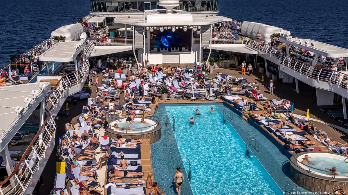 cruise ships under 1 000 passengers